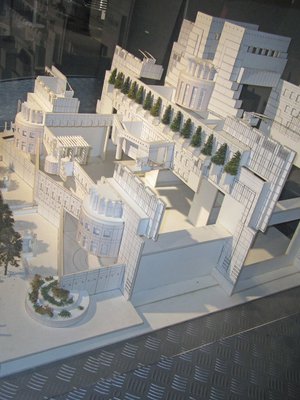 1 MI6:n päämajan pienoismalliin voi myöskin tutustua näyttelyssä. Tosin elokuvassa Skyfall (2012) päämäjassa räjähti pommi ja päämajaa siirrettiin vanhoihin tunneleihin. Miten mahtaa olla uudessa Bond-leffassa Spectressä, jonka ensi-ilta on lokakuussa 2015.