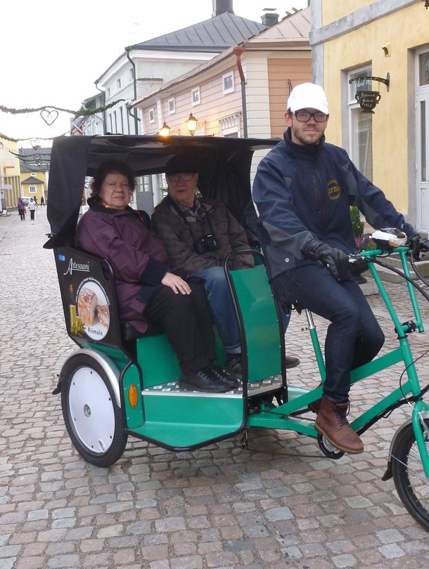 Polkupyörätaksiin mahtuu kerrallaan kaksi asiakasta, joiden yhteispaino on korkeintaan 280 kiloa.