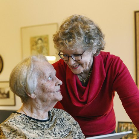 Eila ja Liisa Roineen viimeiseksi yhteiseksi näytelmäksi jäi Vielä ehtii -komedia keväällä 2016.