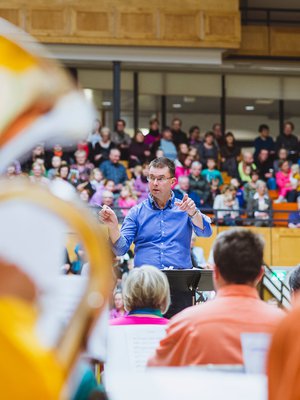 Uskollisesti yhdessä. Lauri Lehtonen soitti Valkeakosken soittokunnassa nuoruusvuotensa. Nyt hän on johtanut orkesteria jo 18 vuoden ajan.