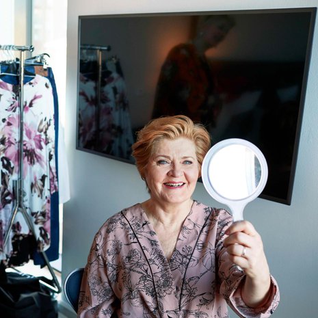 Sirkka-Liisa Malmivaara on viittä vaille valmis ensimmäiseen muotikuvaukseen. Muotitoimittaja Liisa Kokko (vas.) osaa eläytyä erilaisten kohderyhmien tarpeisiin.