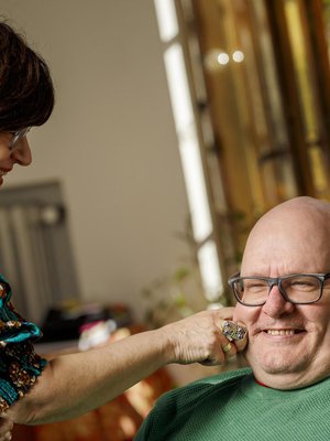 Aviopuolisot ja pikkuserkukset. Ruben kutsuu Iraa Iiruskaksi ja Ira Rubenia Rubinskiksi.