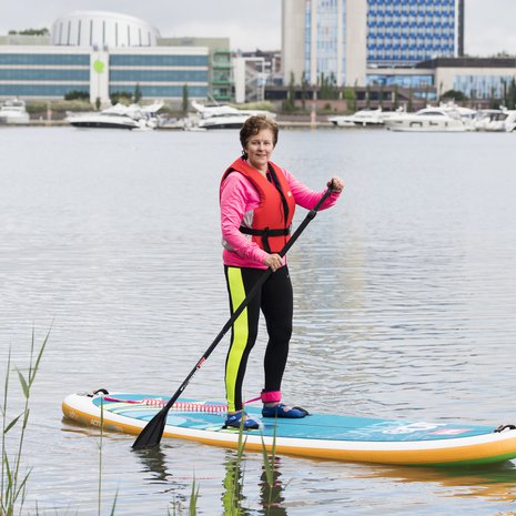 Sup-lauta antaa Tarja Reposelle sekä henkistä että fyysistä tasapainoa.