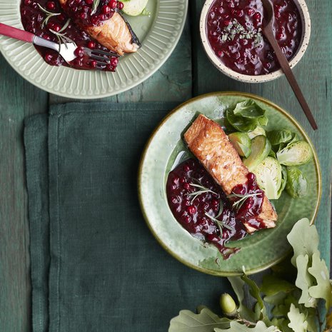 Puolukkakastike  sopii niin kalan, lihan,  riistan kuin paistetun tofun seuraksi.