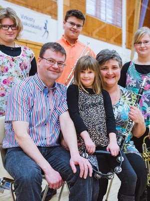 Musiikki yhdistää. Valkeakosken soittokuntaan mahtuu kuusi saman perheen Peltolaa: Sanni (ylh. vas.), Matti, Siiri, Antti (alh. vas.), Sohvi ja Kirsi. 