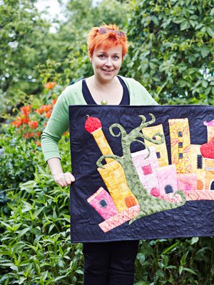 It&auml;maishenkinen batiikkiv&auml;rj&auml;tyist&auml; kankaista tehty ty&ouml; on Ullan takkahuoneen sein&auml;ll&auml;. Se tuo pime&auml;&auml;n kellaritilaan v&auml;ri&auml;.