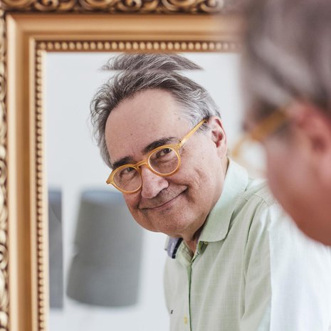 Benin mielestä peileissä on jotakin omituista: kun niihin katsoo, ne vanhentavat. – Tunteelle on  vaikea löytää  sanoja, mutta olen siinä käsityksessä, että ilmiö on  ikäisteni keskuudessa yleinen.