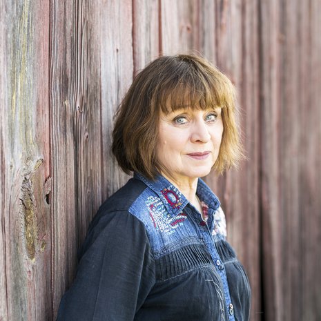 Älä ole noin vakava, Carita haluaisi sanoa nuorelle itselleen. ”Olen suorittanut liikaa, elämässä tarvitaan huumoriakin.”