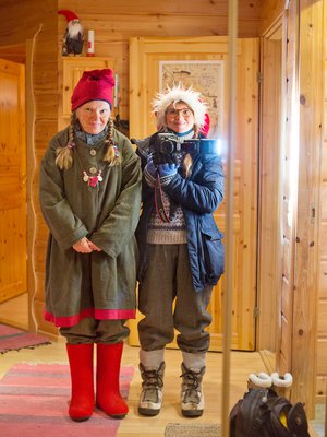 ET-lehden toimittaja Reija Ypyä ja kuvaaja Karoliina Paatos ns. valeasuissaan.