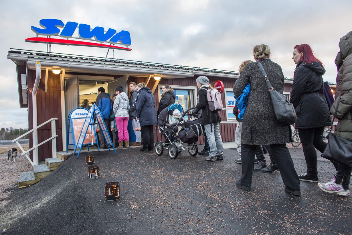 Tässä kuvassa Espoon Suurpellon asukkaan jonottavat uuteen ruokakauppaan.