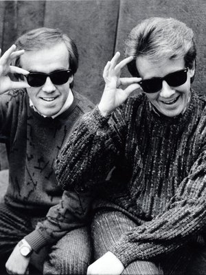 Matti ja Teppo poseeraavat uuden levynsä kansikuvauksissa vuonna 1986. Mustista laseista tuli heidän tavaramerkkinsä.