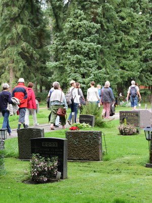 Laulujen kävely -hautausmaakierroksen aikana kuultiin Malmin hautausmaalle haudattujen suomalaisten taiteilijoiden tunnetuksi tekemää musiikkia.