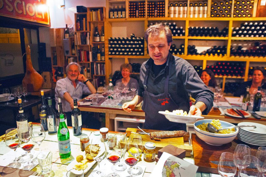 Ravintola Rosciolissa p&auml;&auml;see tutustumaan viineihin syv&auml;llisesti.
