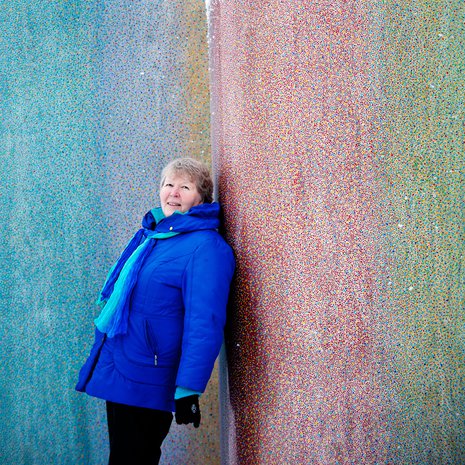 Kulttuuritalo Alandicaan tulijan vastaanottaa Kökarin saaressa asuvan taiteilijan Satu Kiljusen ulkoilmataideteos Swing. – Kaksi alumiinilevyä taipuu S-kirjaimen muotoon ja niihin on maalattu miljoonia pieniä pisteitä. Se minusta tosi herkullinen, Hannele nauraa.