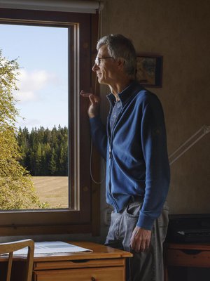 – Ennen pellon takana oli avoin hakamaa, josta poimin ahomansikoita, Hannu kertoo.