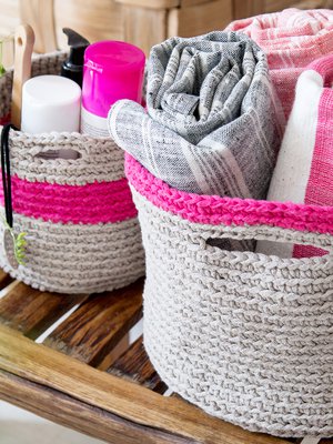 Iso kori on kokonaan virkattu, pienen korin pohjana on nahkapyörylä. Kahvat syntyvät helposti virkkaamalla ketjusilmukoit akahvan pituudelta.