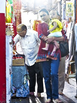Hindutemppeleihin viedään uhrilahjoja: ruokia, kukkia ja suitsukkeita.
