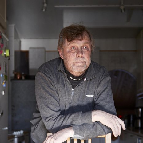 Vuonna 1957 syntynyt kotkalainen Esa Anttalainen on eläkkeellä veturinkuljettajan työstä. Hänellä on vaimonsa Mirjan kanssa kaksi aikuista tytärtä ja neljä lastenlasta.