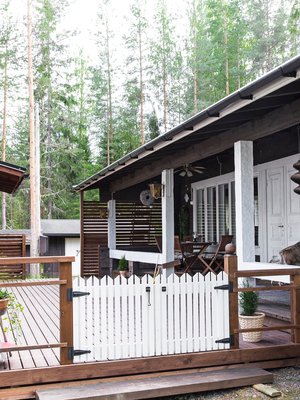 Suojaisella kuistilla kahvitellaan aamuin illoin. Terassi on Arjan lempipaikka mökillä. Kesäkeittiö on Raimon valtakuntaa.