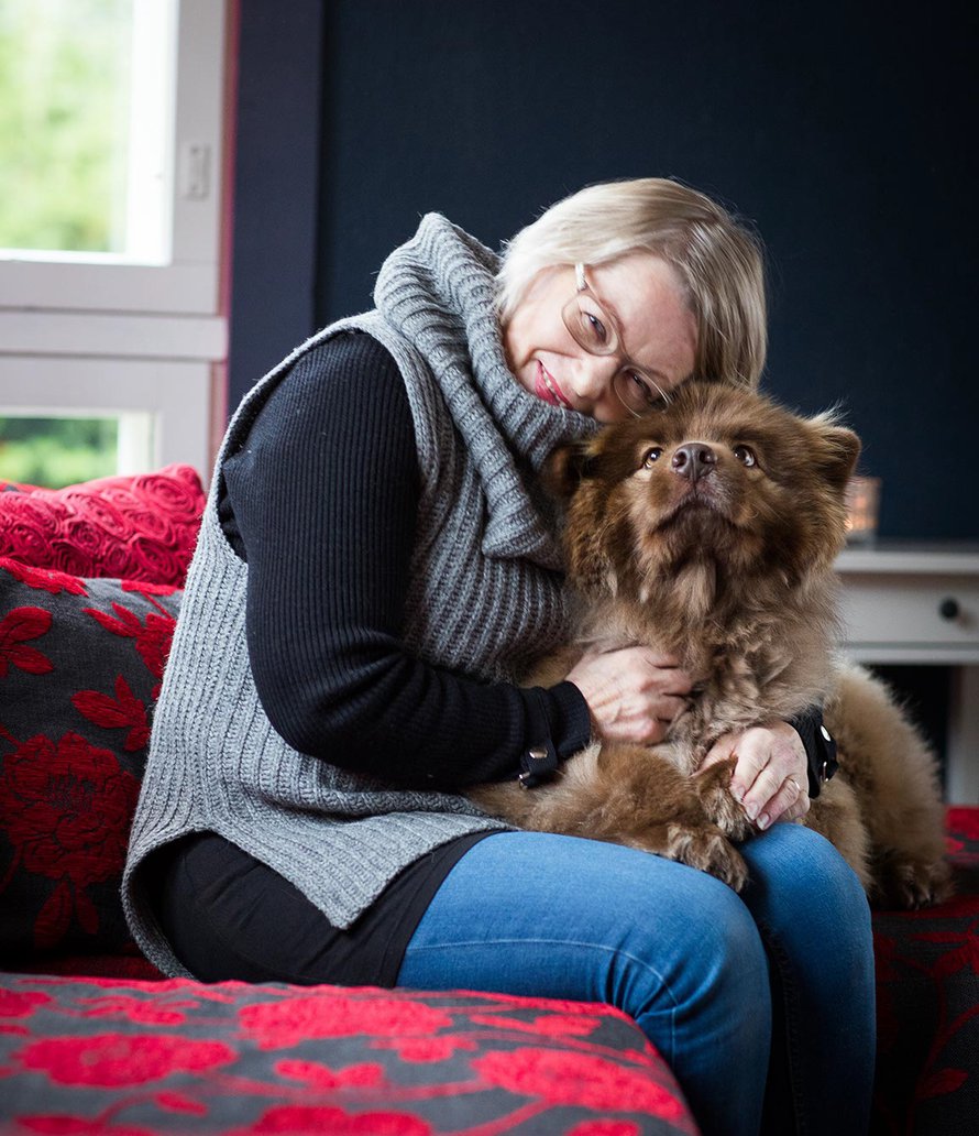 Helena on testien mukaan lievästi allerginen koirille, mutta tyttärensä lemmikkiä hän voi halata. – Rönnin turkki on niin paksu, ettei hilse puske läpi.