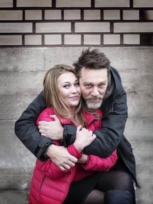 Outi ja Ville rakastavat pitkiä keskusteluja. – Puhumme ihmisistä, hevosista, elämästä ja näyttelemisestä, Outi kertoo. 