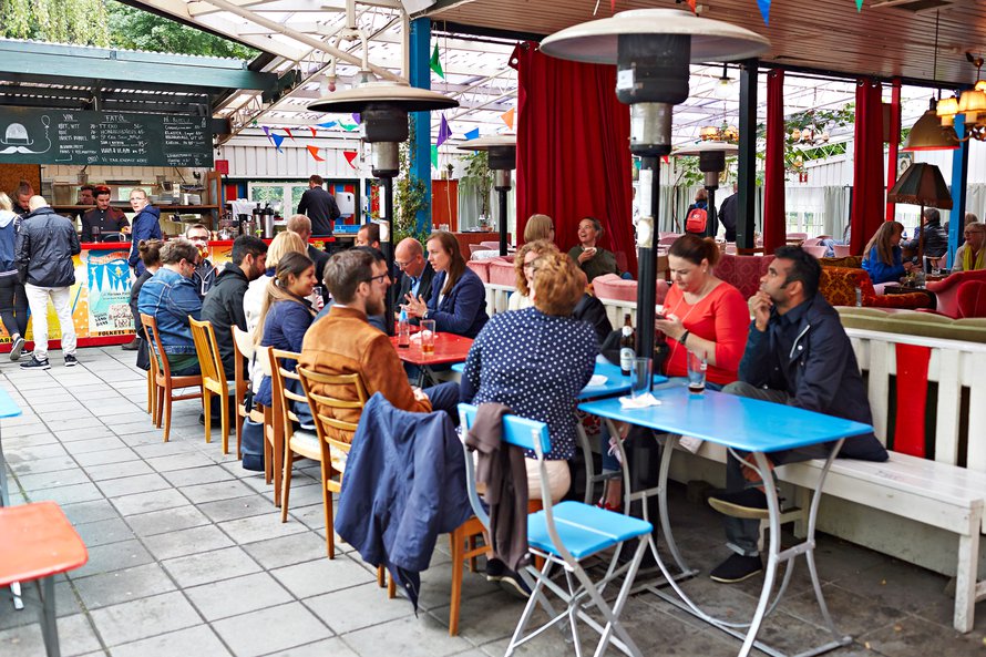 VIihtyisä Far i hatten -ravintola sijaitsee Folkets parkissa.