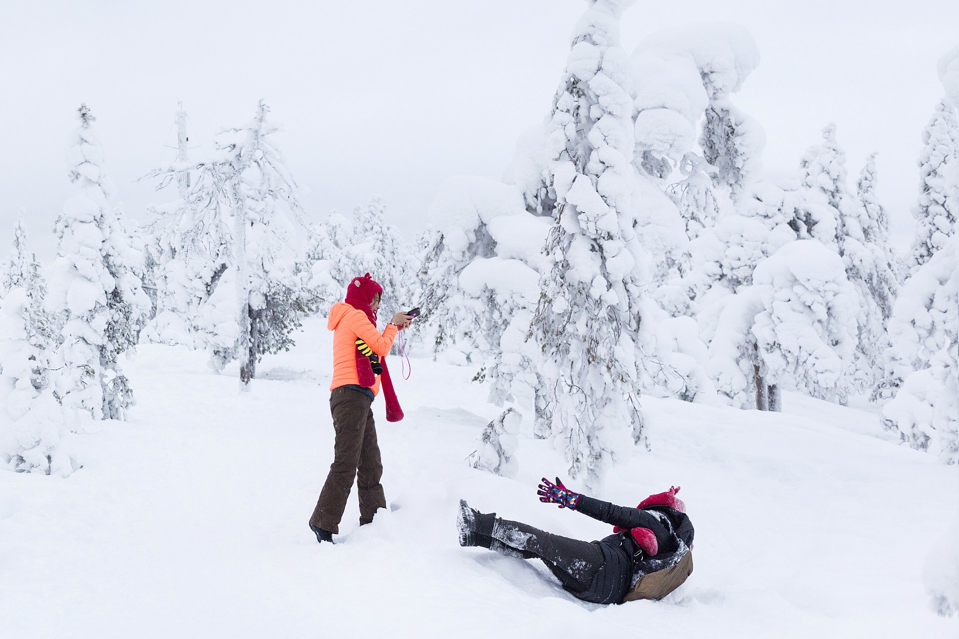 Puhdas valkea lumi on aasialaisille huikea elämys. Joka hetki pitää saada talteen.