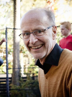 Jaakko Valvanne ulkoilee usein tyttärenpoikiensa Aarnen ja Einarin kanssa.