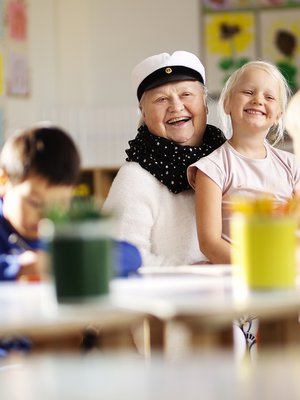 Ylioppilas Riitta Soininen jatkaa koulumummokeikkojaan. Sylissä Alma Lampinen.