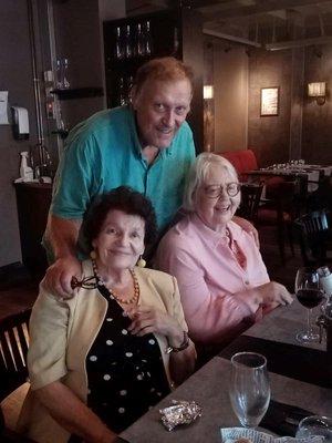 Raili Lajuselle (vas.) entisistä työkavereista on tullut läheisiä ystäviä. Kuvassa mukana Tapio Antikainen ja Railin entinen esihenkilö Kaisa Käyhkö,