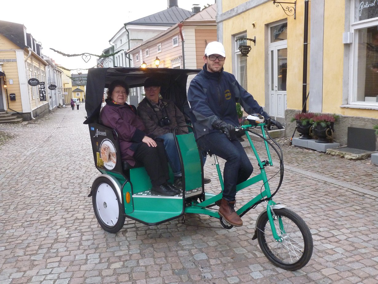 Polkupyörätaksiin mahtuu kerrallaan kaksi asiakasta, joiden yhteispaino on korkeintaan 280 kiloa.
