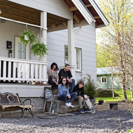 Anu Kota-aho,  Risto Äikäs sekä Anun lapset Iisa ja Juri Peltola ovat kotiutuneet rintamamiestaloonsa. 