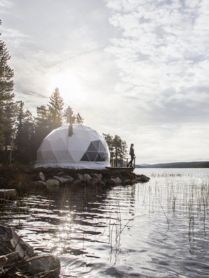 Luonnon tuoksut tulvivat luksusteltan laiturille Muoniossa, Torassieppi-järven rannalla.