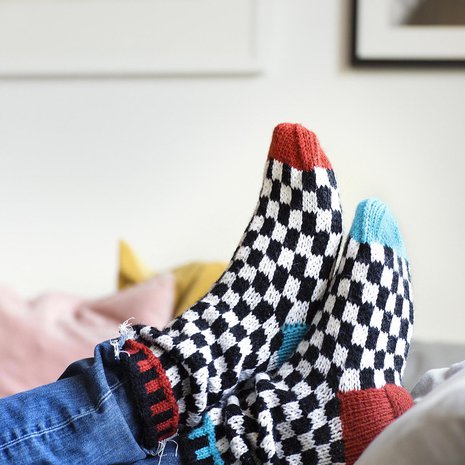 Maikki Harjanteen suunnittelemat villasukat ovat kuin väripurkkiin dipatut.