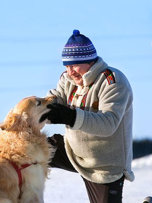 Risto Saariala on syntynyt vuonna 1956 Rovaniemellä. Hän asuu Helsingissä ja on Malmin kotisairaalan sairaanhoitaja.