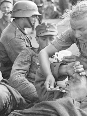 Kiestinki-Tuoppajärvi 15.8.1941. Nuori rintamalotta helpottaa haavoittuneen oloa.