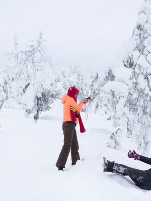 Puhdas valkea lumi on aasialaisille huikea elämys. Joka hetki pitää saada talteen.