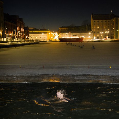 Tutkimusten mukaan lieviä kaamosoireita kokee jopa 85−90 prosenttia väestöstä. Joillakin oireisiin auttaa talviuinti.