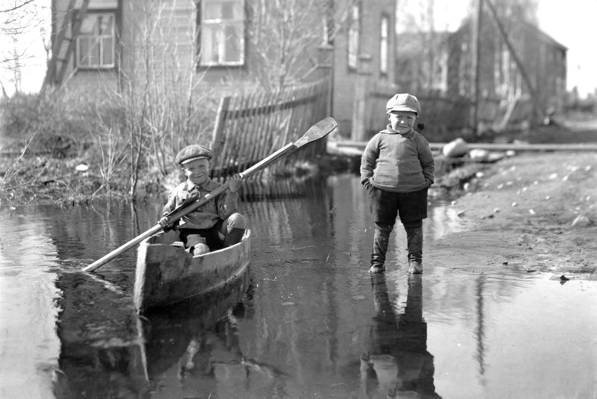 Pentin ja Arvon kotitiellä oli keväisin niin märkää, että kanootillakin pääsi vesille. Kuva on 1930-luvun puolivälistä.