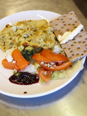 Kouluruoka muuttuu kokoajan monipuolisemmaksi. Suomessa kouluruoka on ollut ilmaista jo 1940-luvulta lähtien.  Kuva: <span class="photographer">Sanoma-arkisto</span>