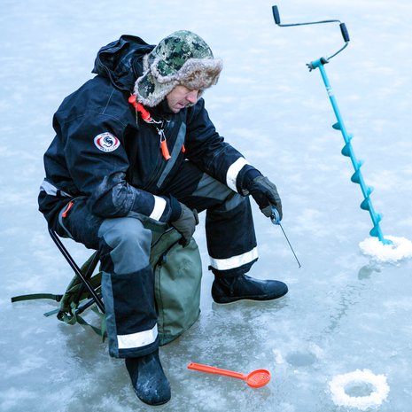 Mikko Peltola pilkkii mieluiten mökkijärvellä Hämeessä.