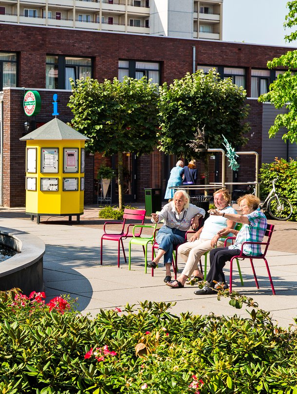 Hogeweyn dementiakylässä ovet ovat auki. Juhlapäivinä järjestetään ulkoilmatilaisuuksia.