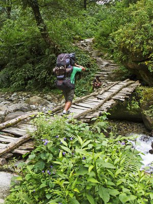 Vuoristopurot ylitetään toisinaan alkeellisia siltoja pitkin.