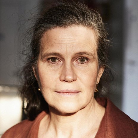 – Ikäeromme  unohtui välillä, nyt mietin sitä taas, Anna Rotkirch sanoo. Puoliso JP Roos on 21 vuotta Annaa vanhempi. Anna pohtii pari suhteita myös työssään Väes tön tutkimus laitoksen johtajana.