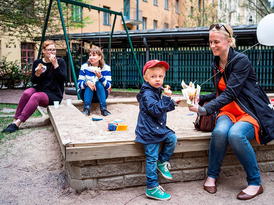 Falafeliz-ravintolan tarjoilut maistuvat Albin Silfverbergille ja Marika M&auml;klinille t&ouml;&ouml;l&ouml;l&auml;isell&auml; sis&auml;pihalla. Taustalla Liisa Kirjavainen ja Siiri Laari. Kuva Roy B&auml;ckstr&ouml;m.