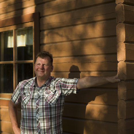 "Mökki on keskellä erämaata. Välillä vietämme vaikka kokonaisen kalsaripäivän, eikä kukaan ole näkemässä", kertoo Mauno Forsström.