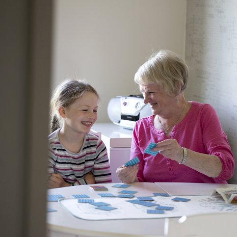 ”Muuttaminen on minulle helppoa. Työiässä postin palveluksessa muutin monta kertaa”, Riitta Sillanpää kertoo. Vieressä tyttärentytär Silja Niskanen.