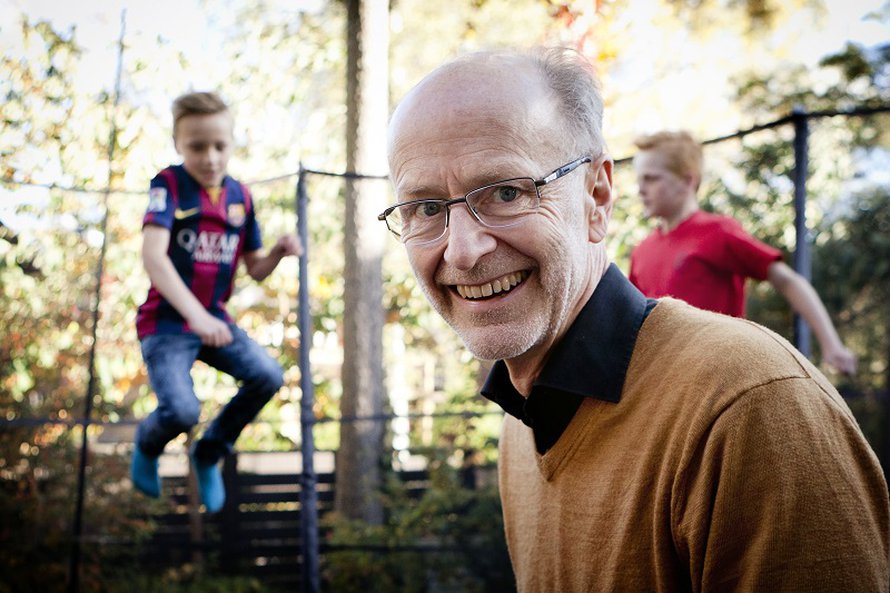Jaakko Valvanne ulkoilee usein tyttärenpoikiensa Aarnen ja Einarin kanssa.