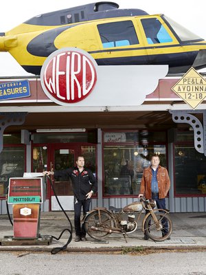 Miken ja Tompan oudon tavaran liike houkuttaa paljon kävijöitä. Katon päällä oleva kopteri on nähty Salatut elämät -tv-sarjassa.