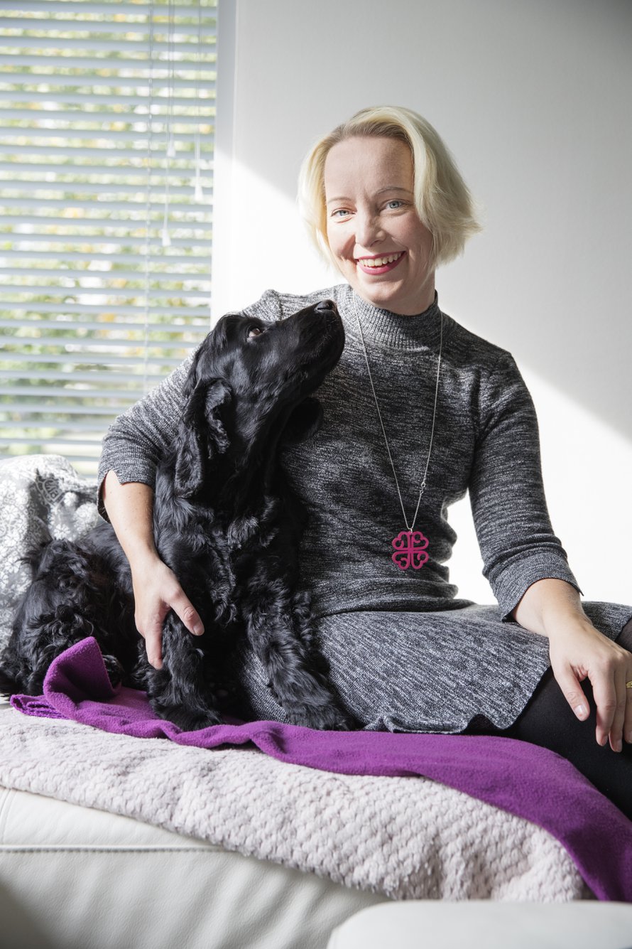– Lurppa sai minut liikkeelle silloinkin, kun en olisi jaksanut. Öisin se käperyi kaljua päälakeani vasten, muistelee Riikka Näkki.